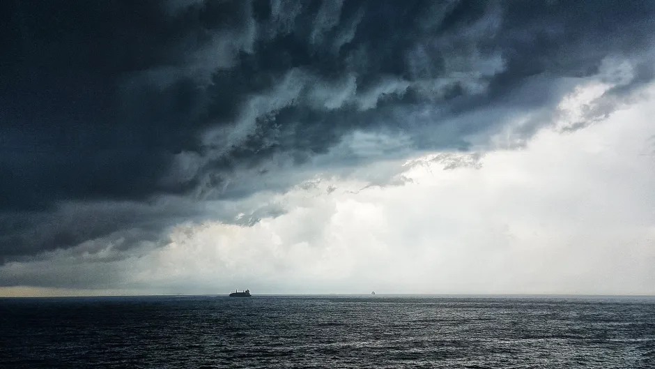 Sturmwolken über einem Schiff auf dem Meer